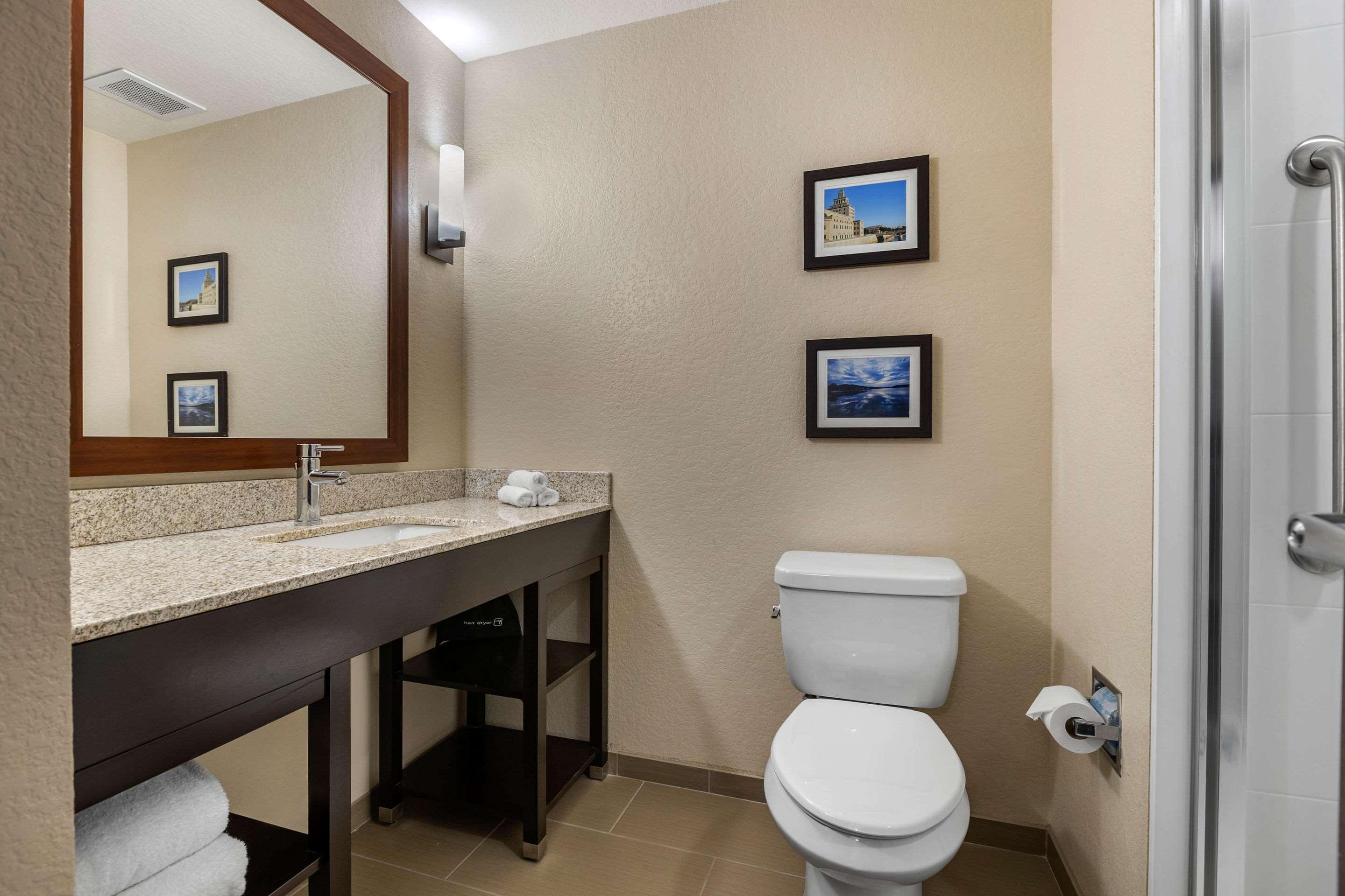 Comfort Inn & Suites Cedar Rapids Cid Eastern Iowa Airport Екстер'єр фото