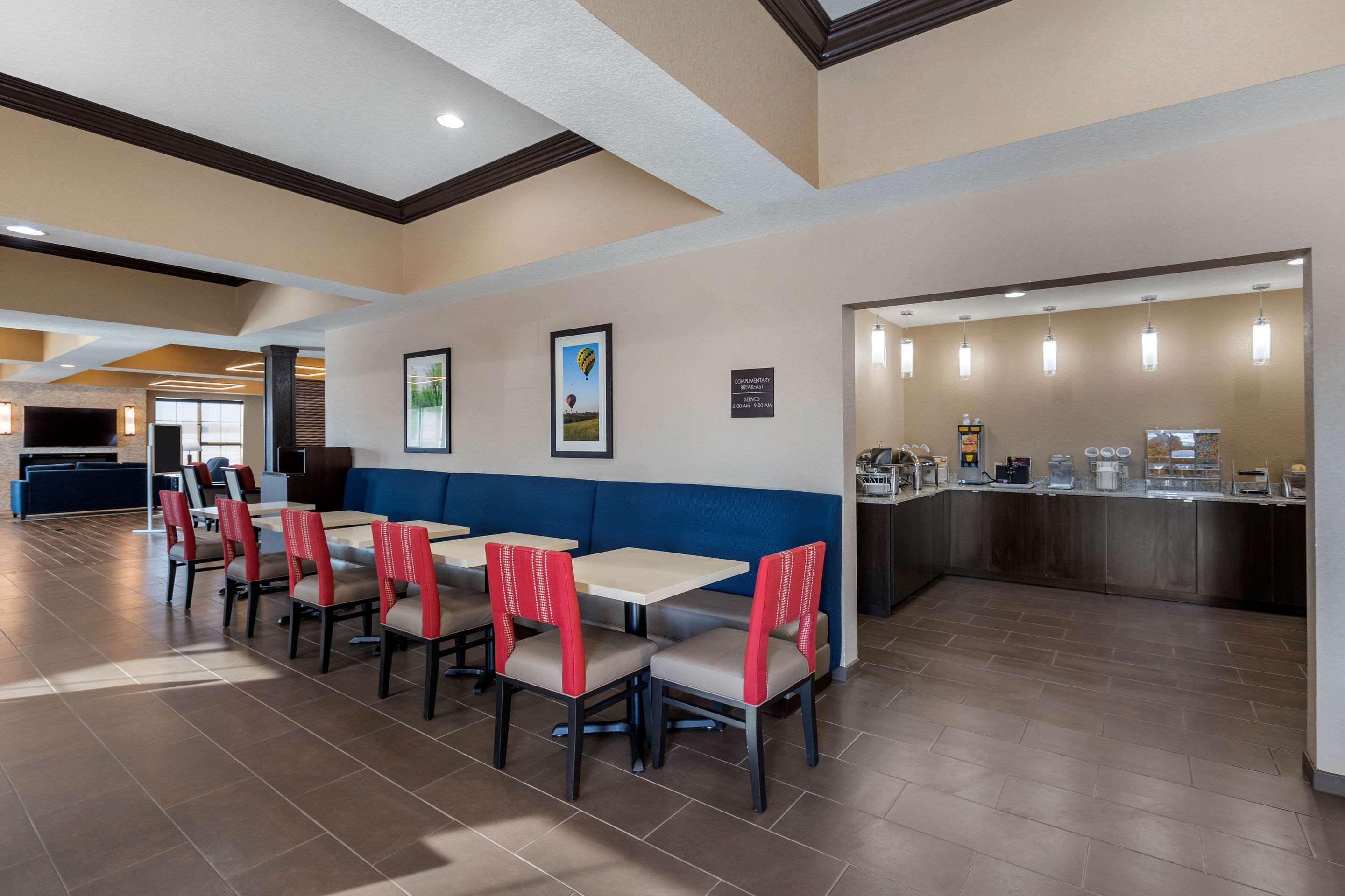 Comfort Inn & Suites Cedar Rapids Cid Eastern Iowa Airport Екстер'єр фото